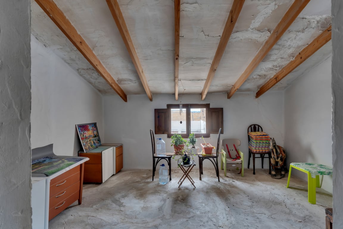 Casa de pueblo con garaje, espacioso patio interior y posibilidad de ampliar la propiedad - 26