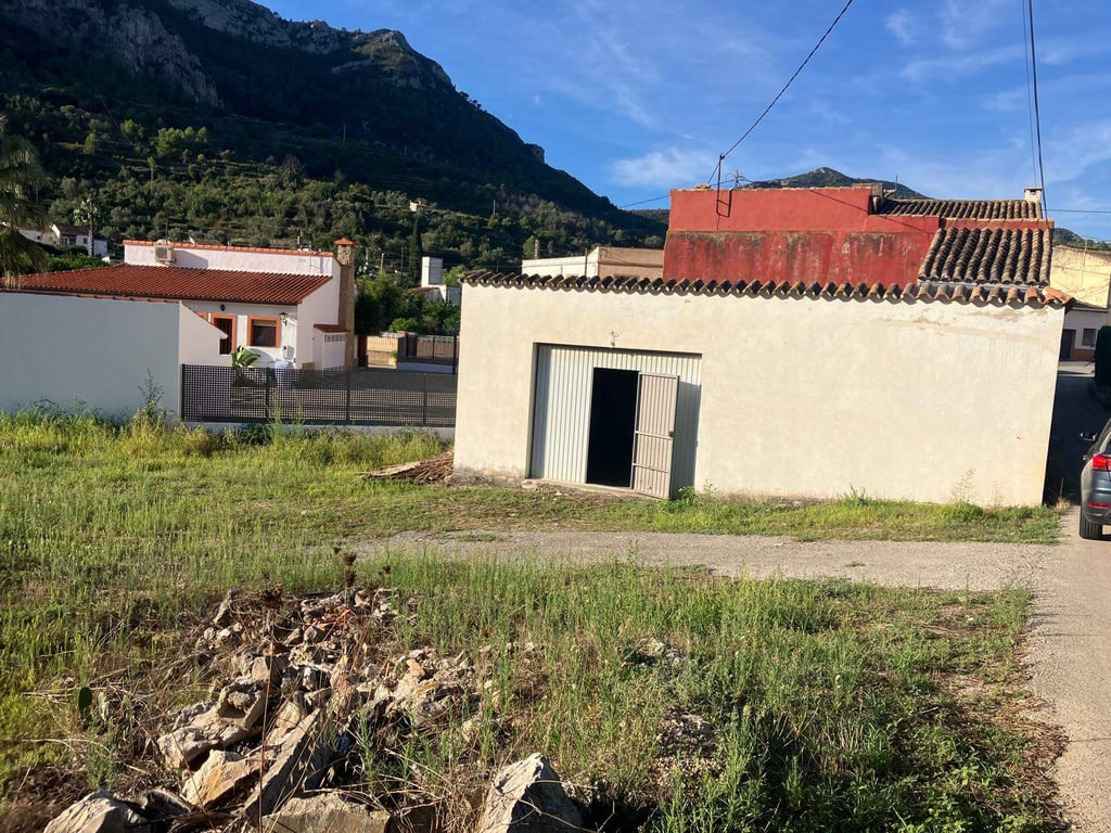 Parcela urbana con una construcción en su perimetro en La Llosa de Camacho - 5