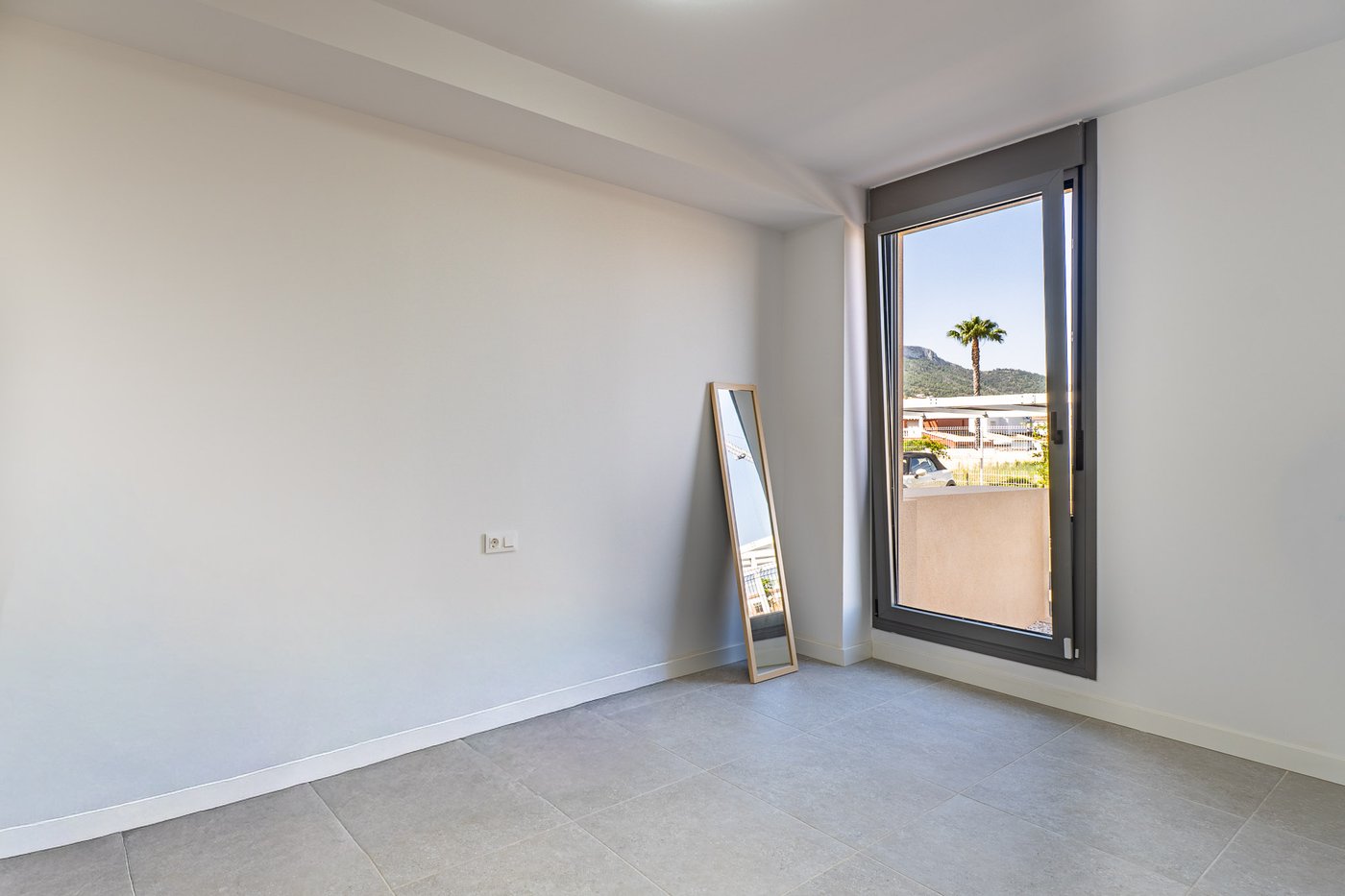 Apartamento planta baja nuevo con jardín privado — 3 dormitorios