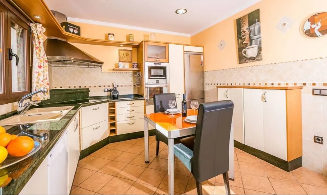 4-bed Villa in Teulada photo 12
