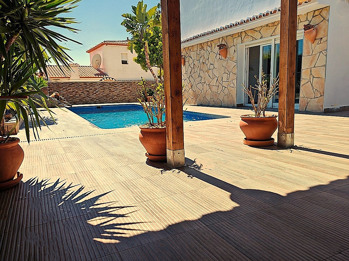 South‑facing modern villa in Calpe