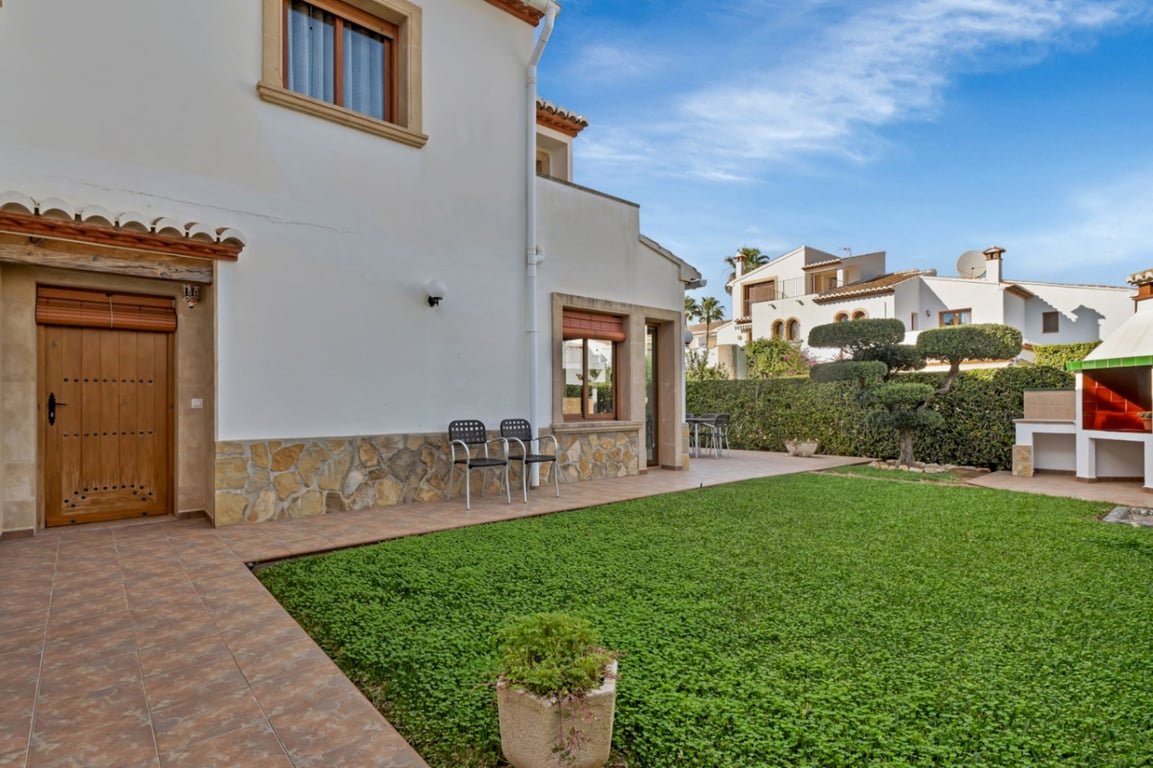 Exclusivo Adosado en Jávea, a 500m. del mar, con 4 dormitorios y piscina comunitaria - 2