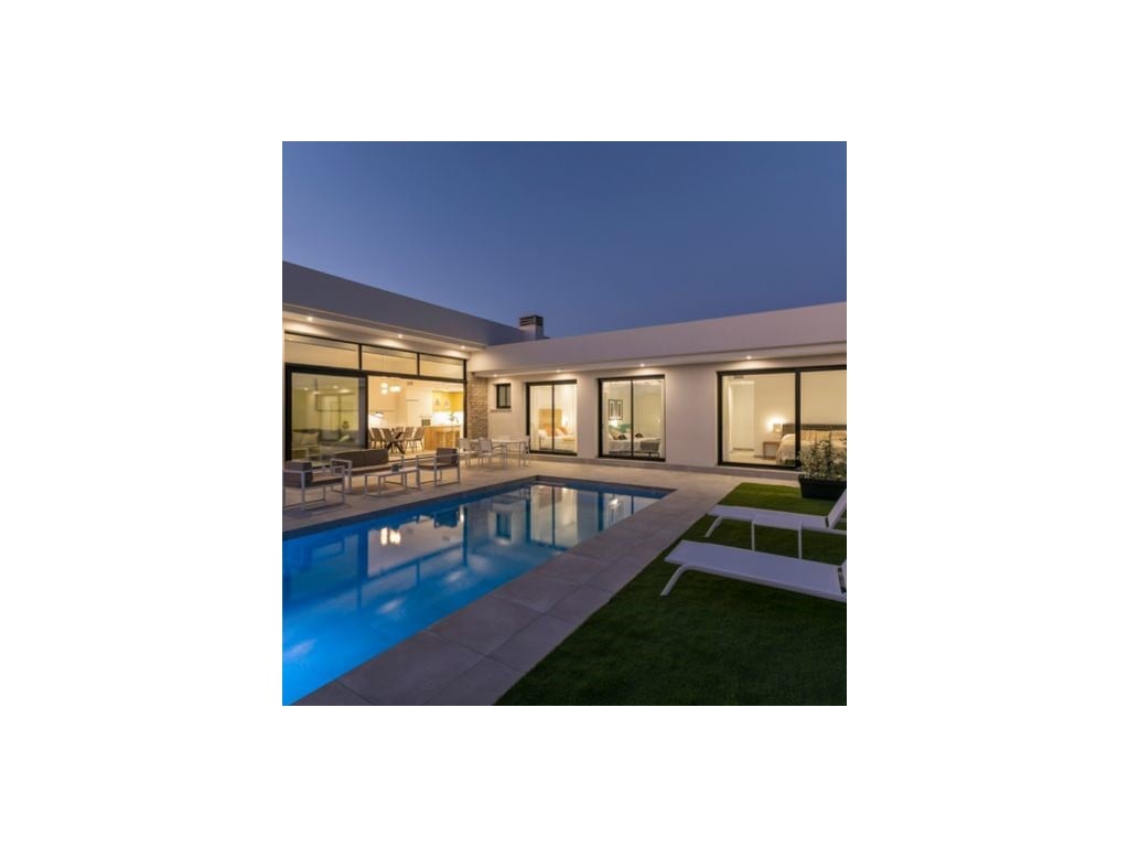 Moderne Villa mit umzäuntem Grundstück, Pool, 3 Schlafzimmer