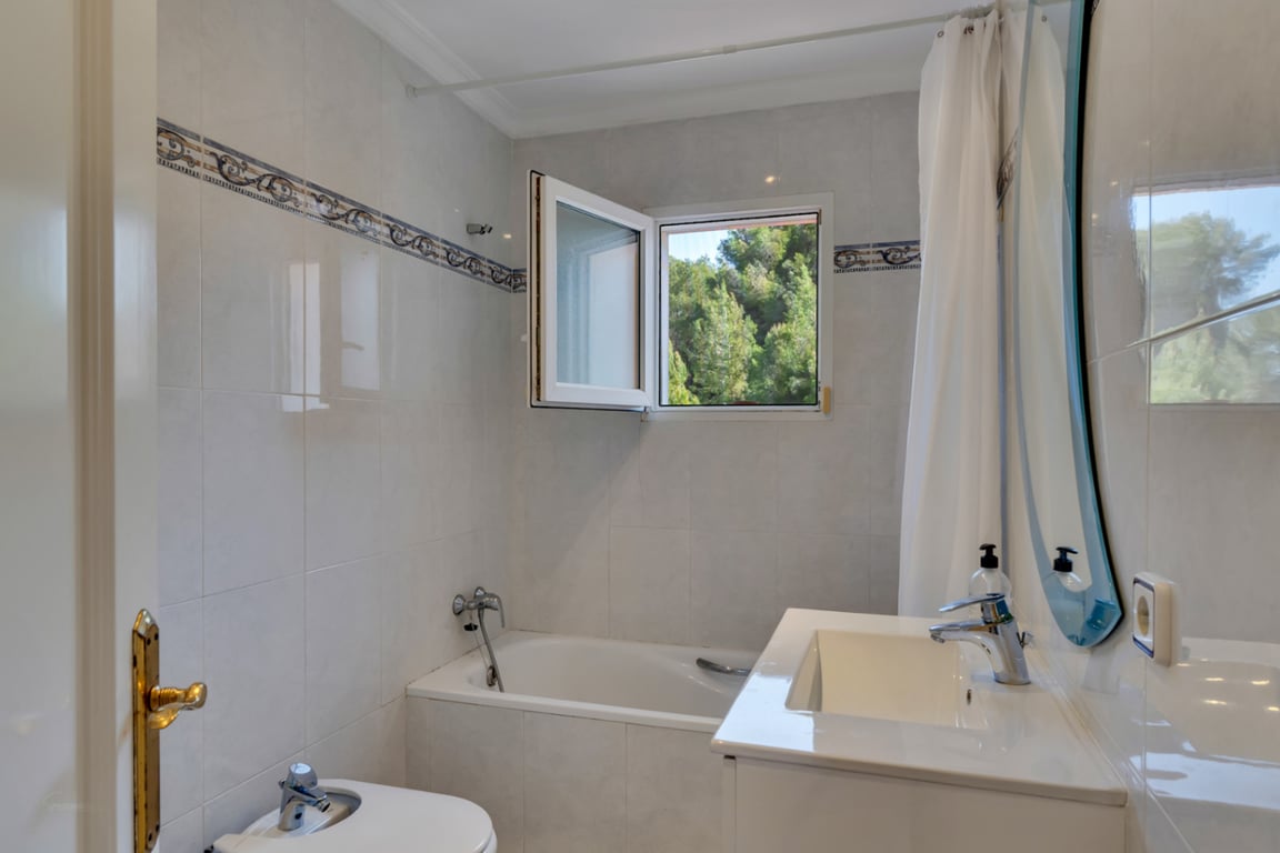 Villa en una excepcional zona tranquila, con vistas abiertas y gran potencial - 26