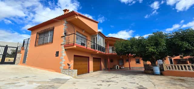 7-bed villa with pool in Callosa De Ensarrià, 350m²