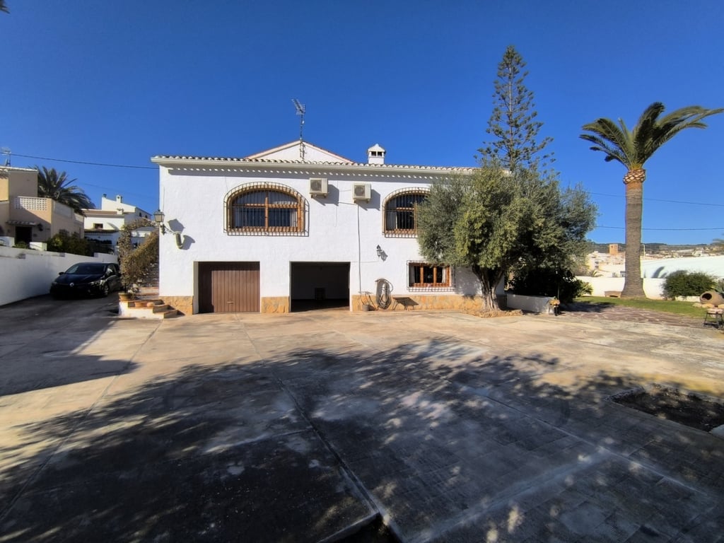 Villa en venta en el corazón del casco antiguo de Jávea con vistas al mar y parcela privada - 14