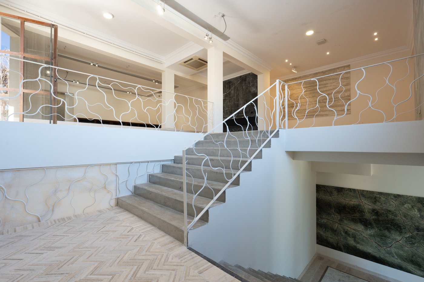 Commercial property with 3‑bed apartment and terraces in Moraira–Benissa