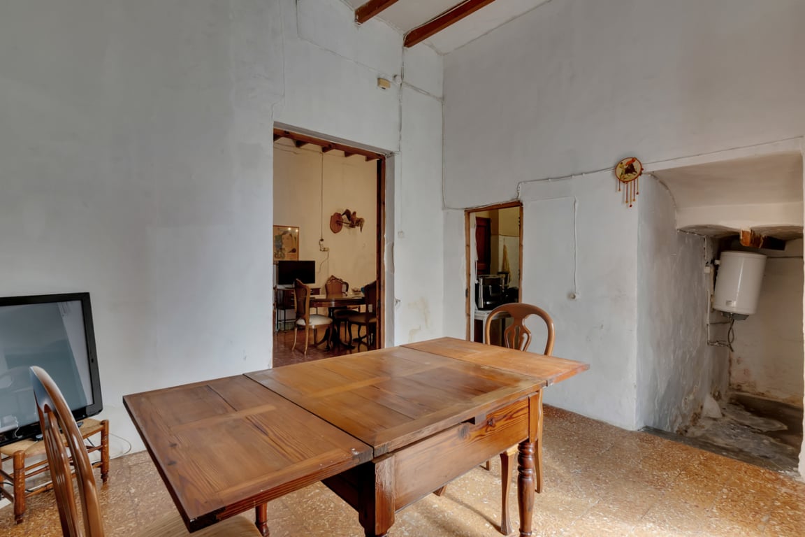 Casa de pueblo con garaje, espacioso patio interior y posibilidad de ampliar la propiedad - 16