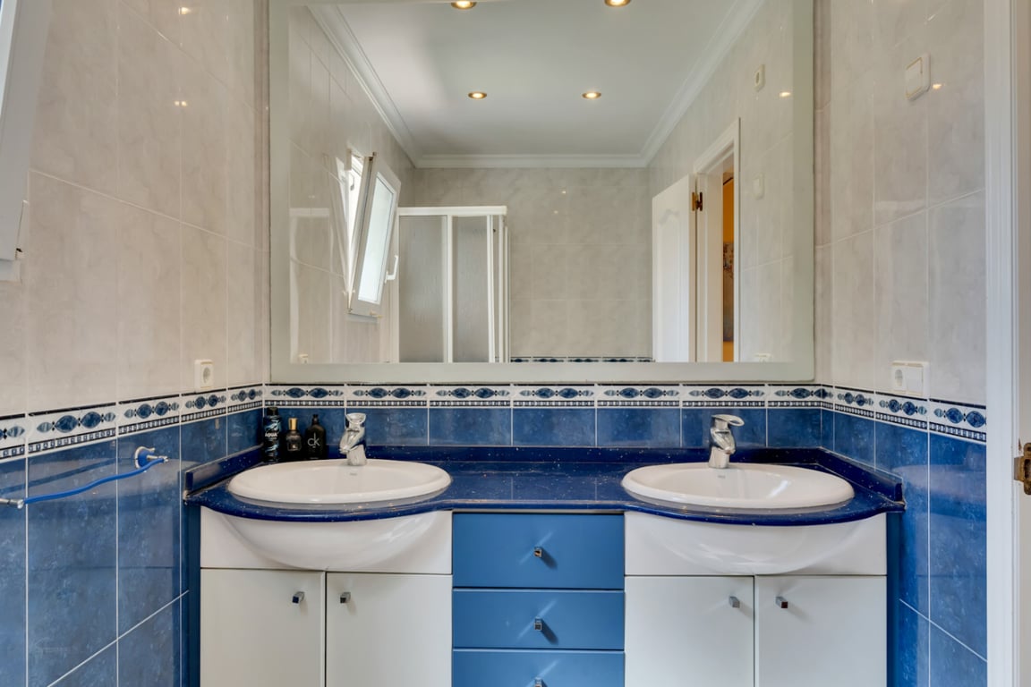 Villa en una excepcional zona tranquila, con vistas abiertas y gran potencial - 24