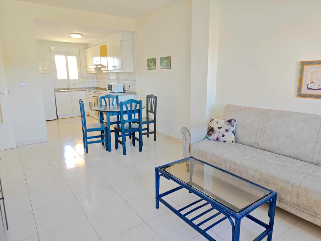 Apartamento 2 dormitorios con piscina al lado del mar, zona Las Brisas - 3