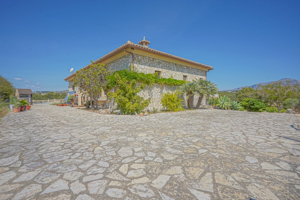 Villa mediterránea con viñedo, piscina y vistas panorámicas al Montgó