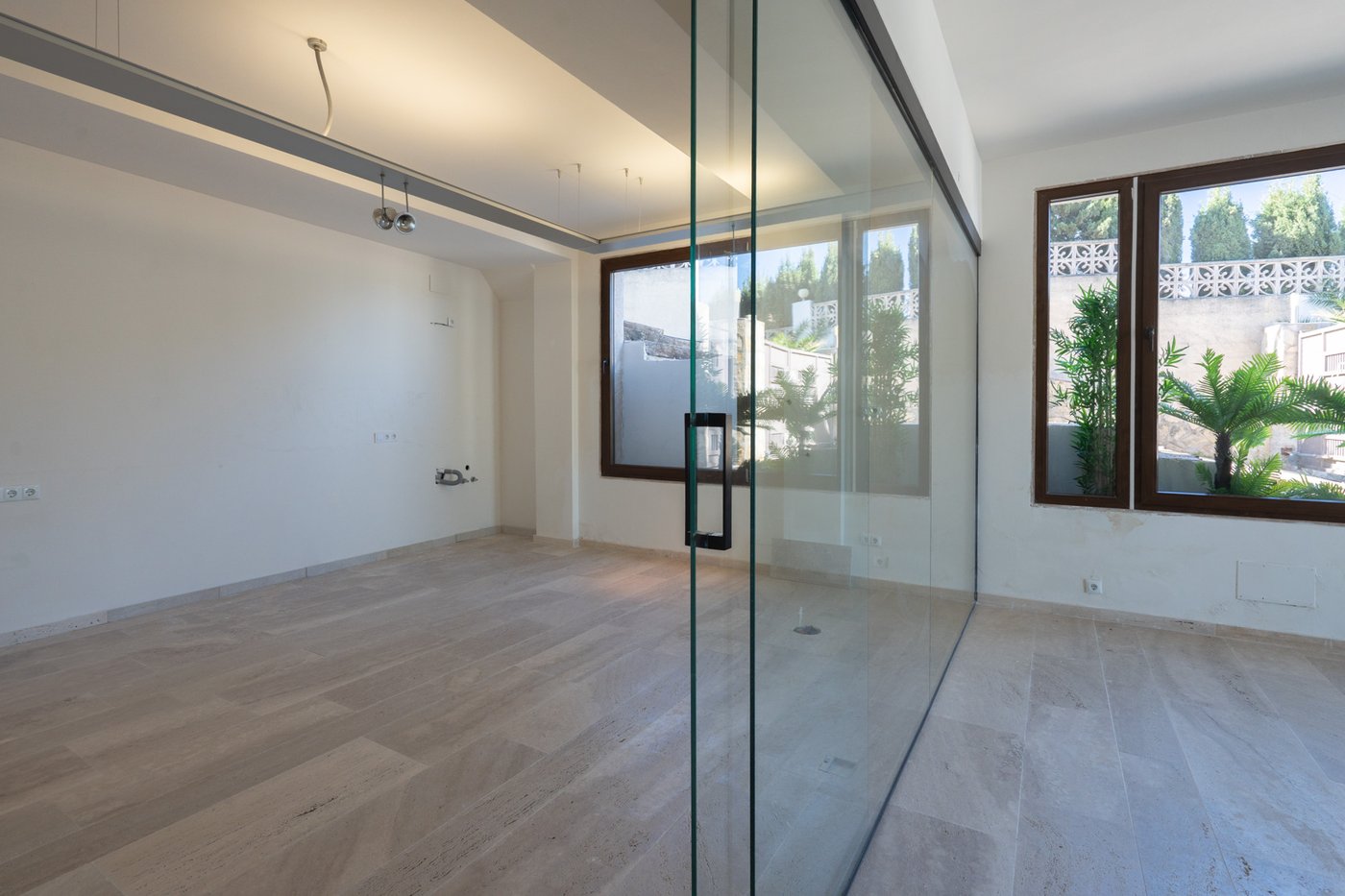 Commercial property with 3‑bed apartment and terraces in Moraira–Benissa