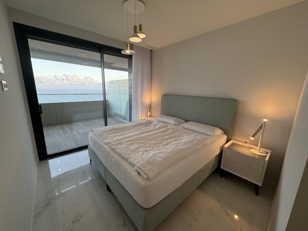 33rd-floor flat with panoramic terrace and city views — terrace