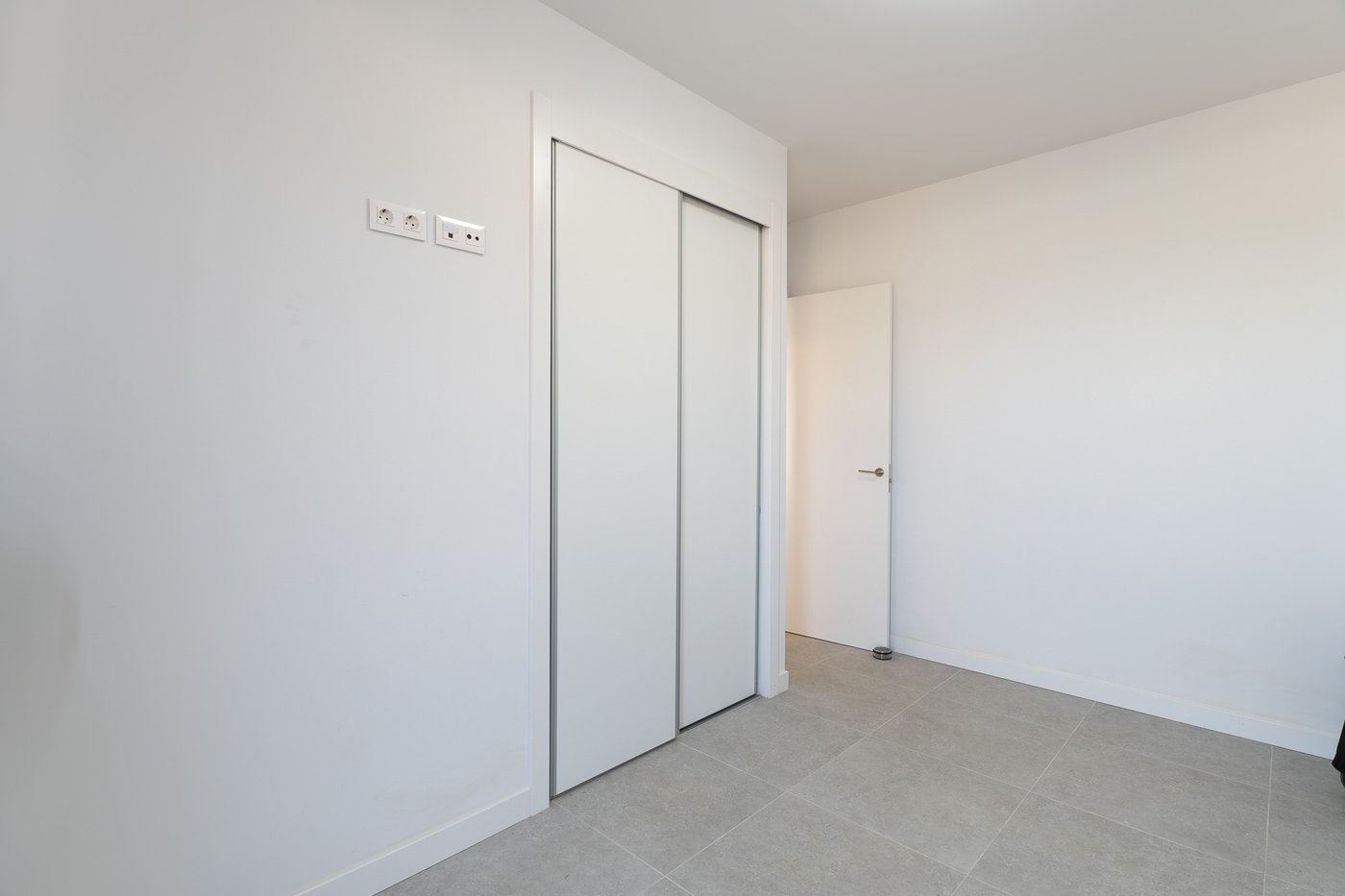 Apartamento planta baja nuevo con jardín privado — 3 dormitorios