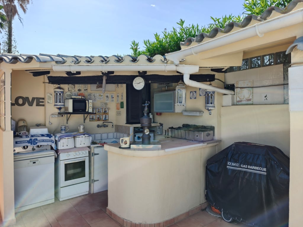 Villa privada a la venta de 5 dormitorios en Els Poblets con piscina climatizada y apartamento independiente - 11