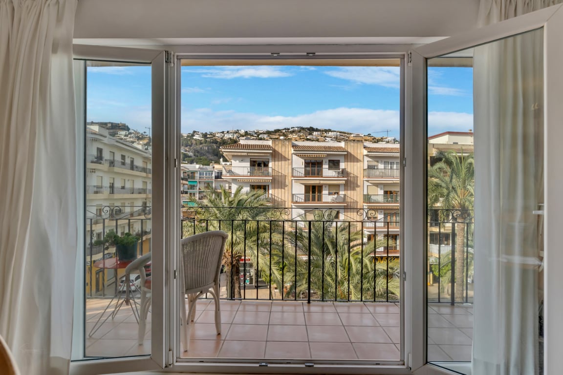 Apartamento con bonitas vistas al mar con garaje en la zona del puerto de Jávea - 4