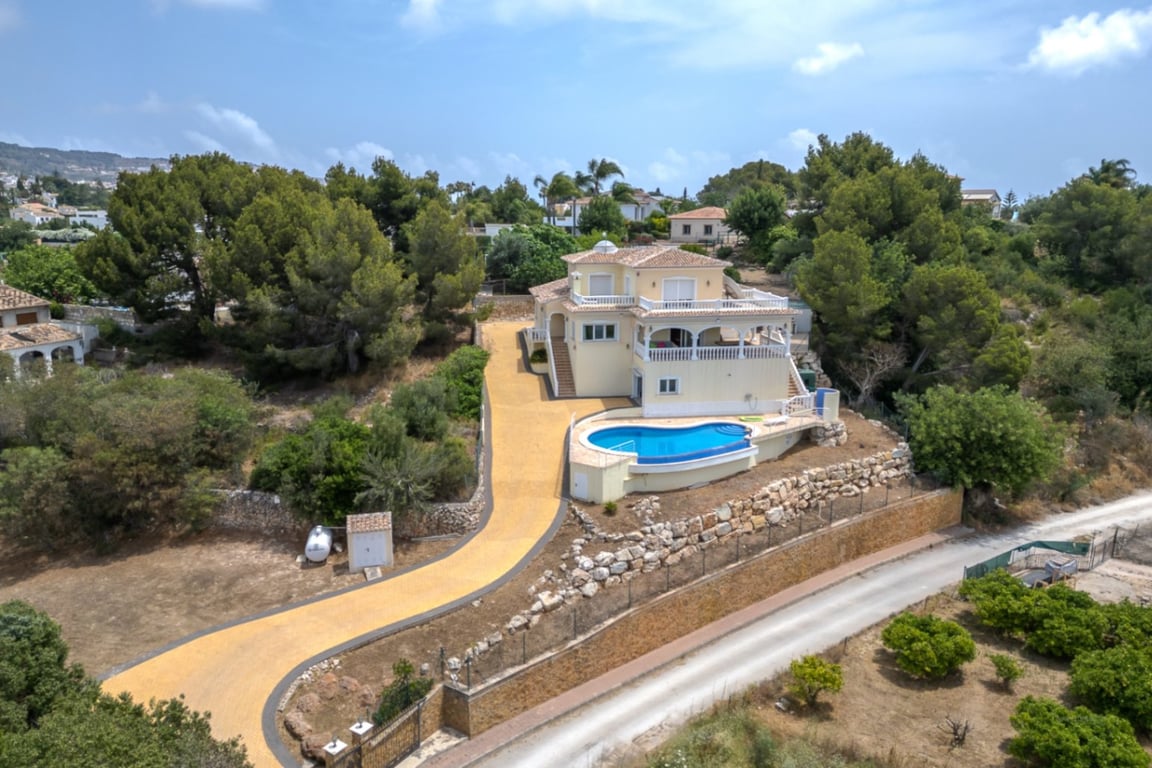 Villa con vistas abiertas en zona tranquila próxima al centro del pueblo de Jávea - 3