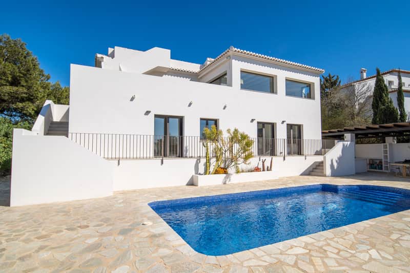 Villa met vier slaapkamers en zee- en bergzicht