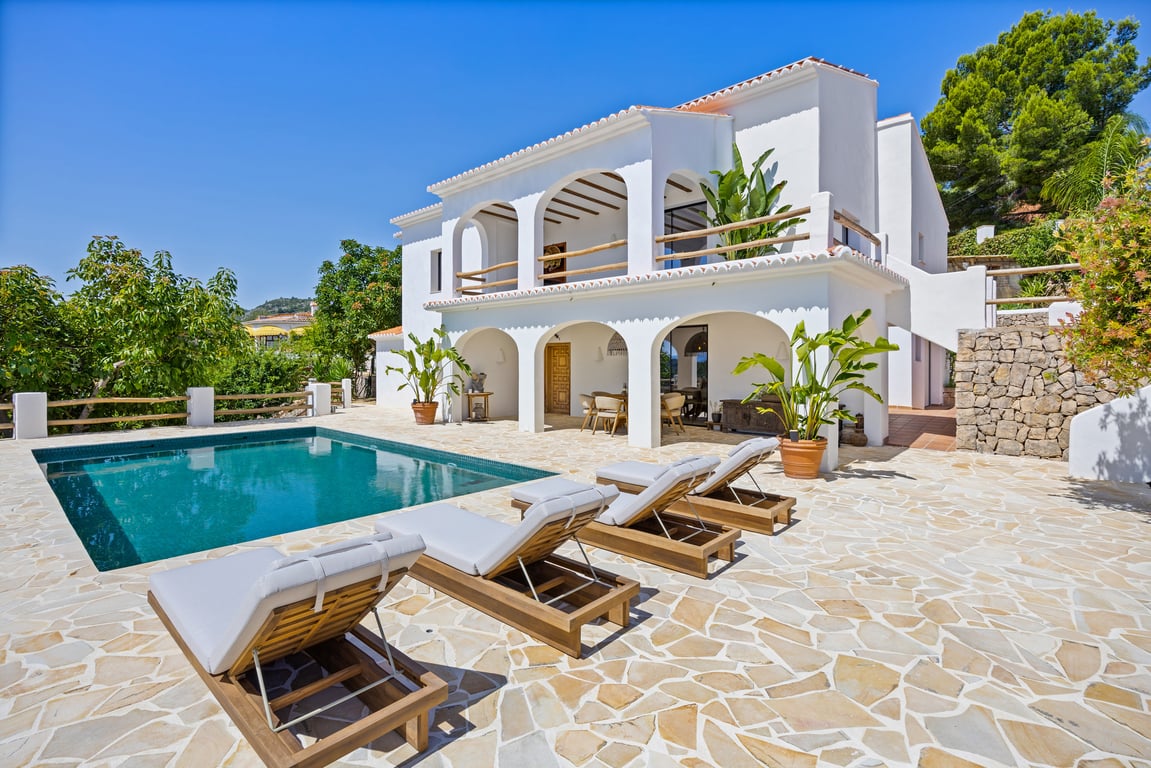 4-bed Villa in Oliva photo 2