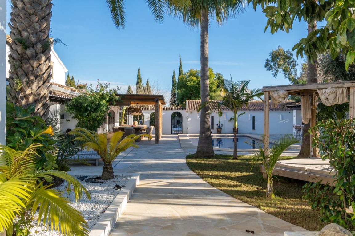 Exclusiva finca completamente reformada con gran parcela de 11.367 m2 - 8