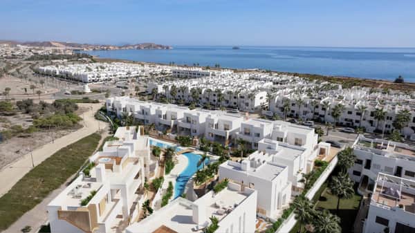 Nieuwbouwvilla met drie en-suite slaapkamers op 250 meter van het strand in San Juan de los Terreros