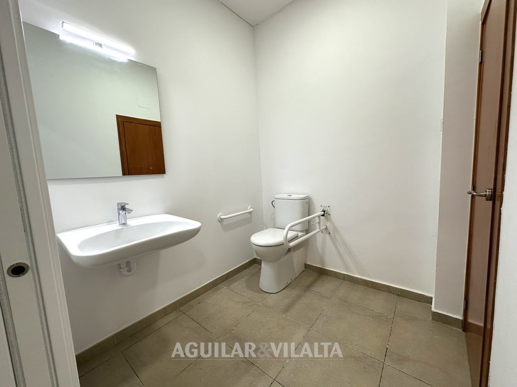 Commercial premises on Calle Corró - 17