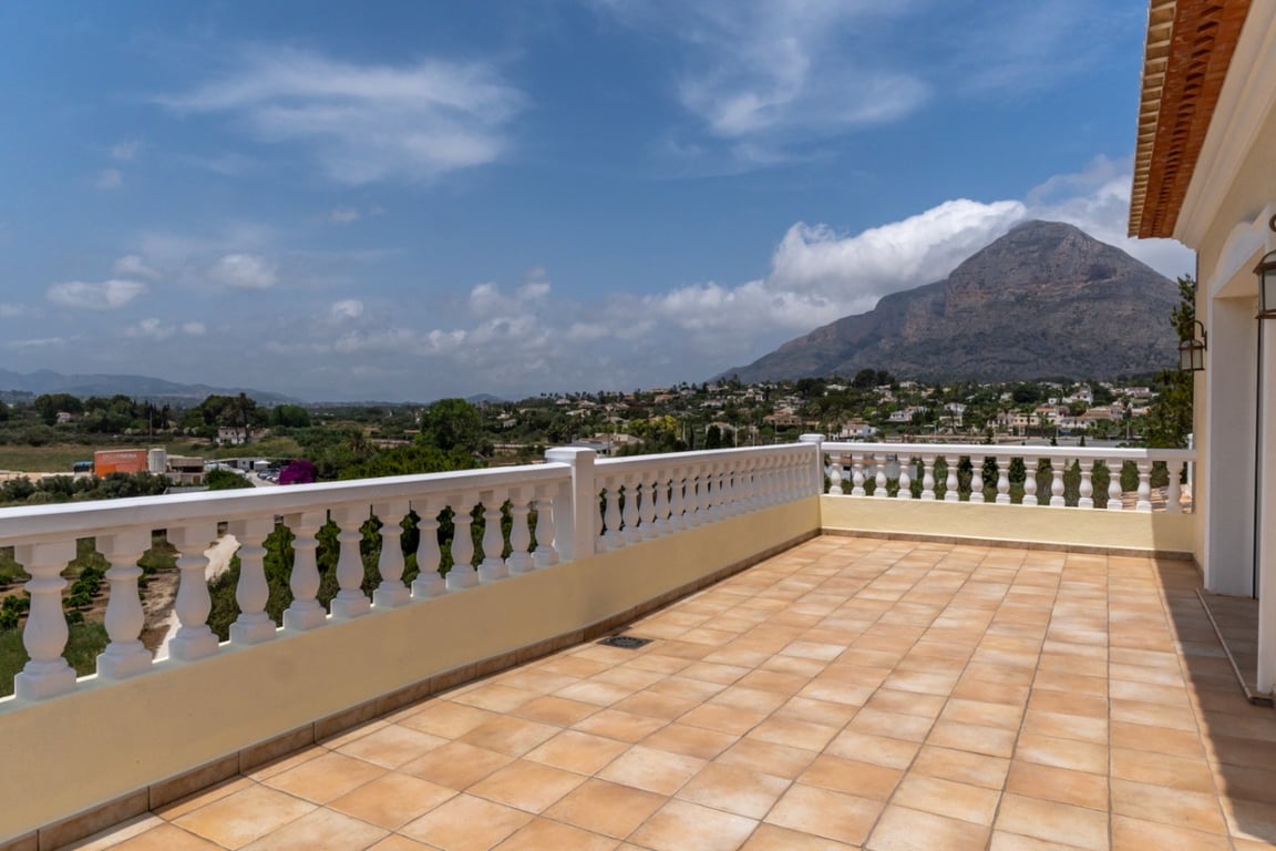 Villa con vistas abiertas en zona tranquila próxima al centro del pueblo de Jávea - 6