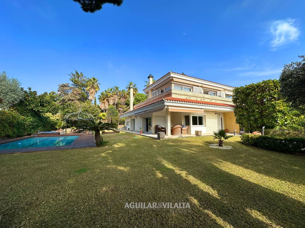 Exclusive villa in Can Teixidó with sea views - 32