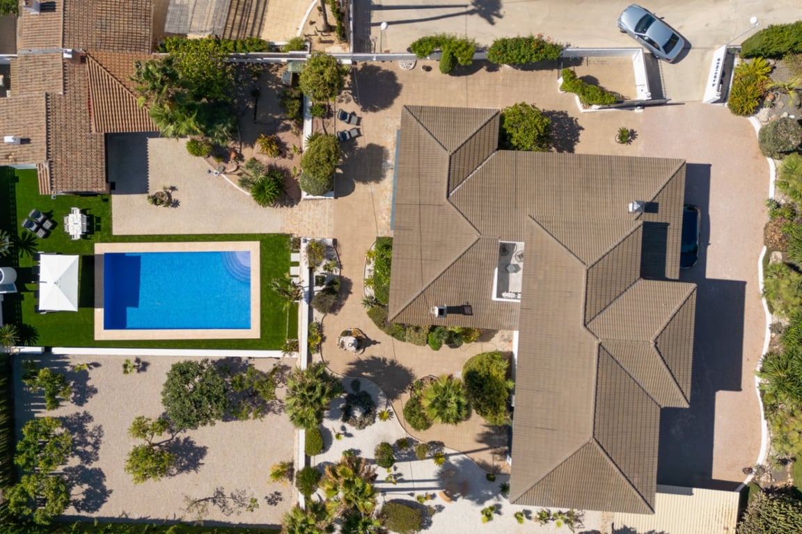 Propietat Rara a Calpe: Vila de Luxe Renovada + Casa per a Convidats en un Immens Terreny de 2,100 m²! - 2