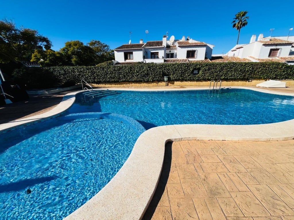 Renovated townhouse in Cala Blanca, Jávea with pool and parking — terrace
