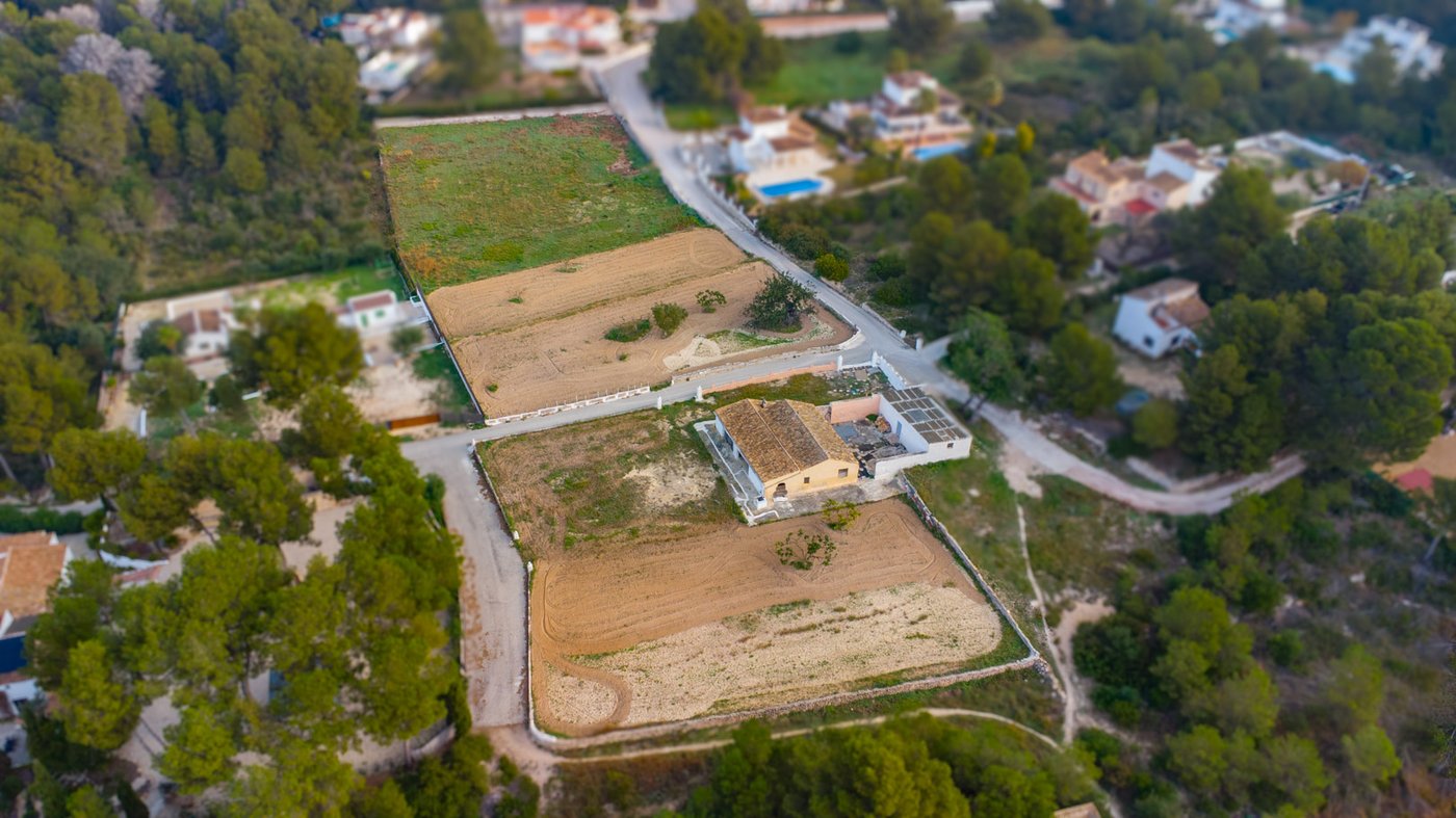 Traditional finca on large rustic plot in Jávea — Villa with renovation potential, €725,000