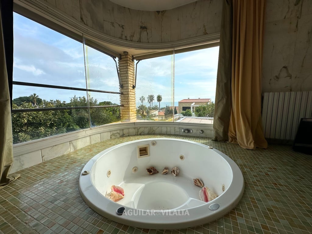 Exclusive villa in Can Teixidó with sea views - 4