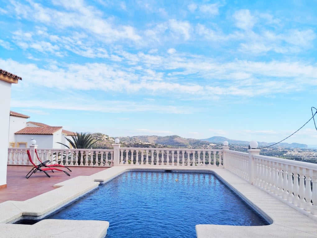 Villa en venta con 4 dormitorios y piscina en Calpe, con vistas al mar. - 16