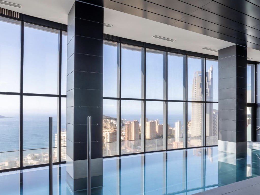 3-bed apartment in iconic glass tower with panoramic views in Benidorm — living room