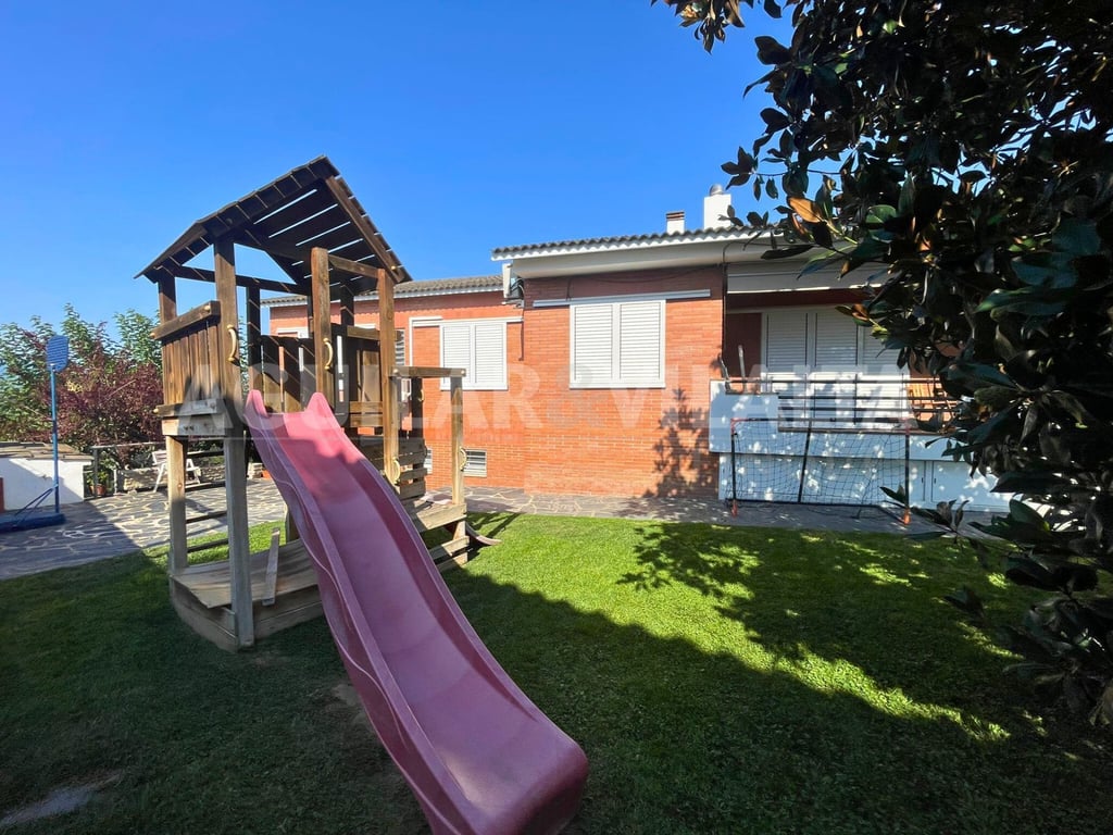 para dos familias con piscina - 8