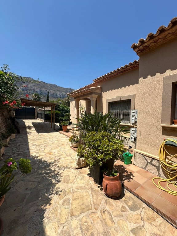 Chalet en Venta en Dénia con Vistas al Mar y la Montaña - 2