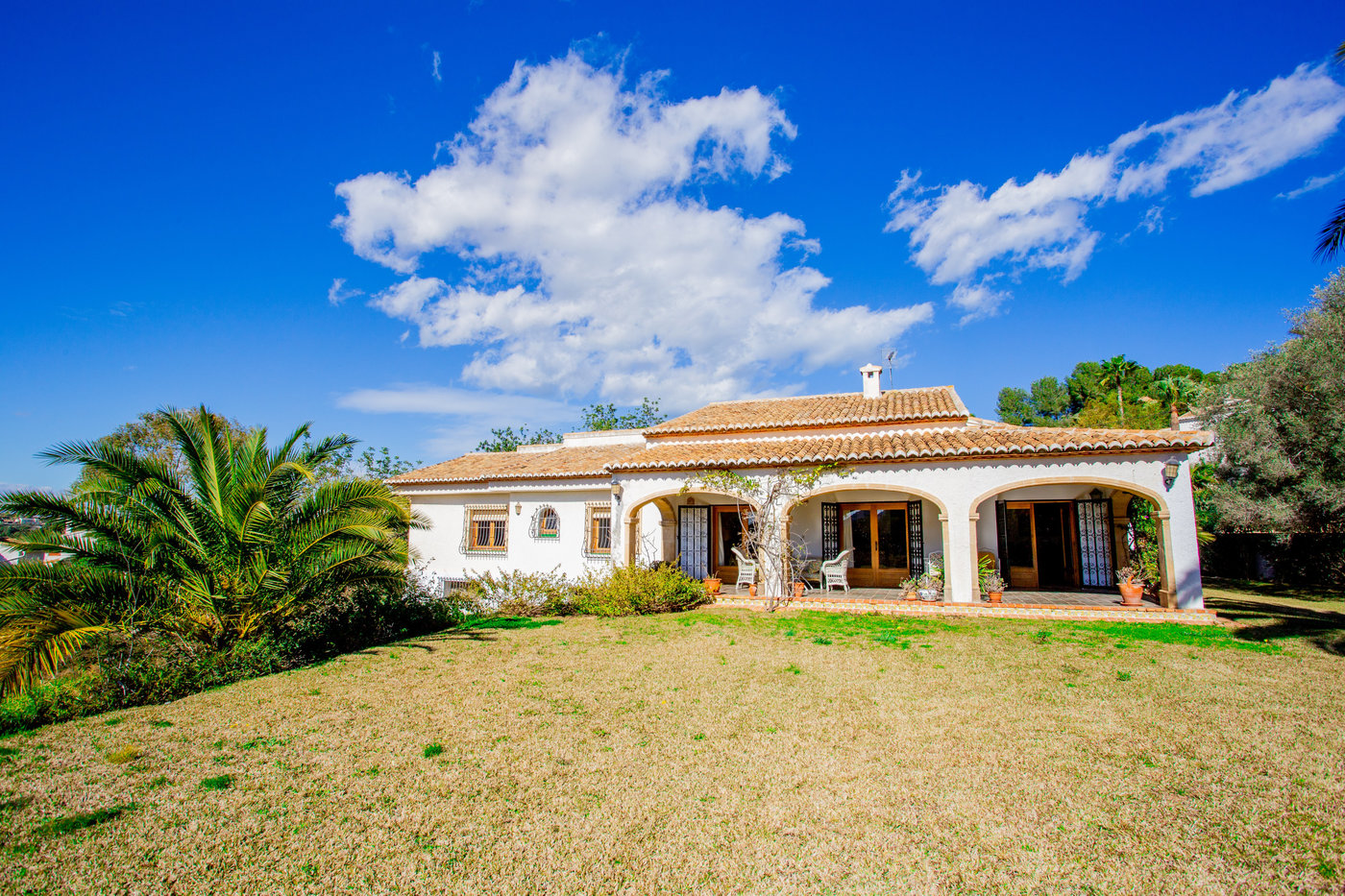 Villa en parcela soleada con gran potencial urbanístico — 4 dorm., 4 baños — 1.840.000 EUR