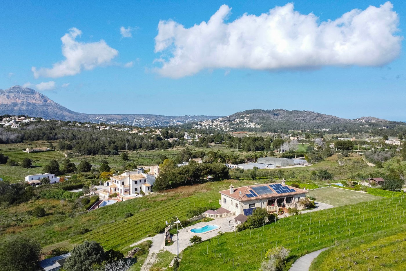 Villa mediterránea con viñedo, piscina y vistas panorámicas al Montgó
