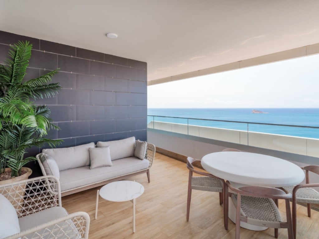 Viviendas de lujo en torre de cristal frente al mar en Benidorm — terrace