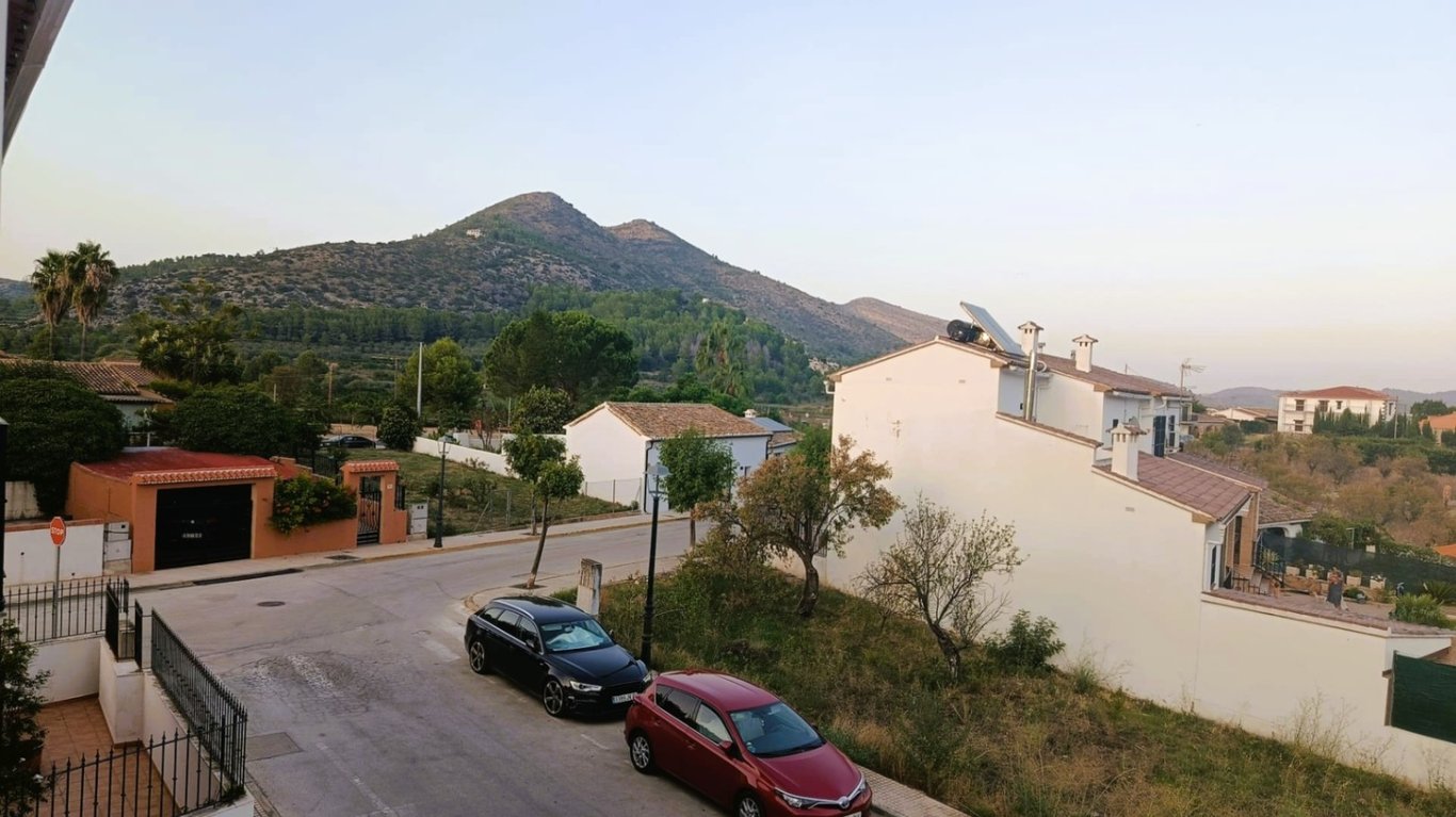 Casa semi adosada con encanto, garaje privado y amplia terraza en pleno corazón de Alcalalí - 10