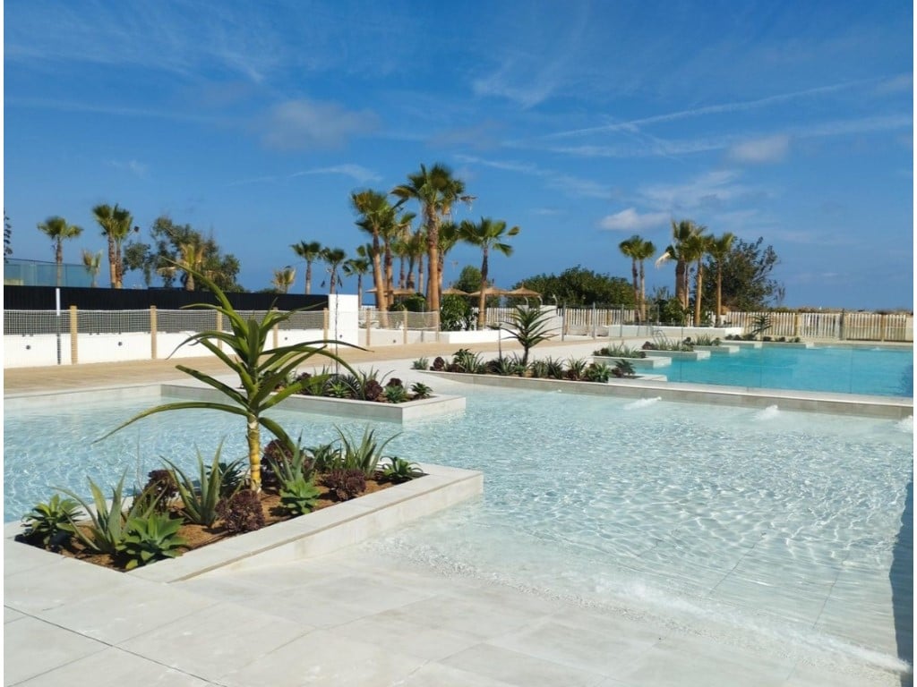 2-bed beachfront apartment with sea views in Denia — living room