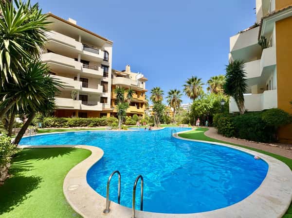 Ruim appartement met 2 slaapkamers, overdekt terras en zwembad in Punta Prima, Torrevieja