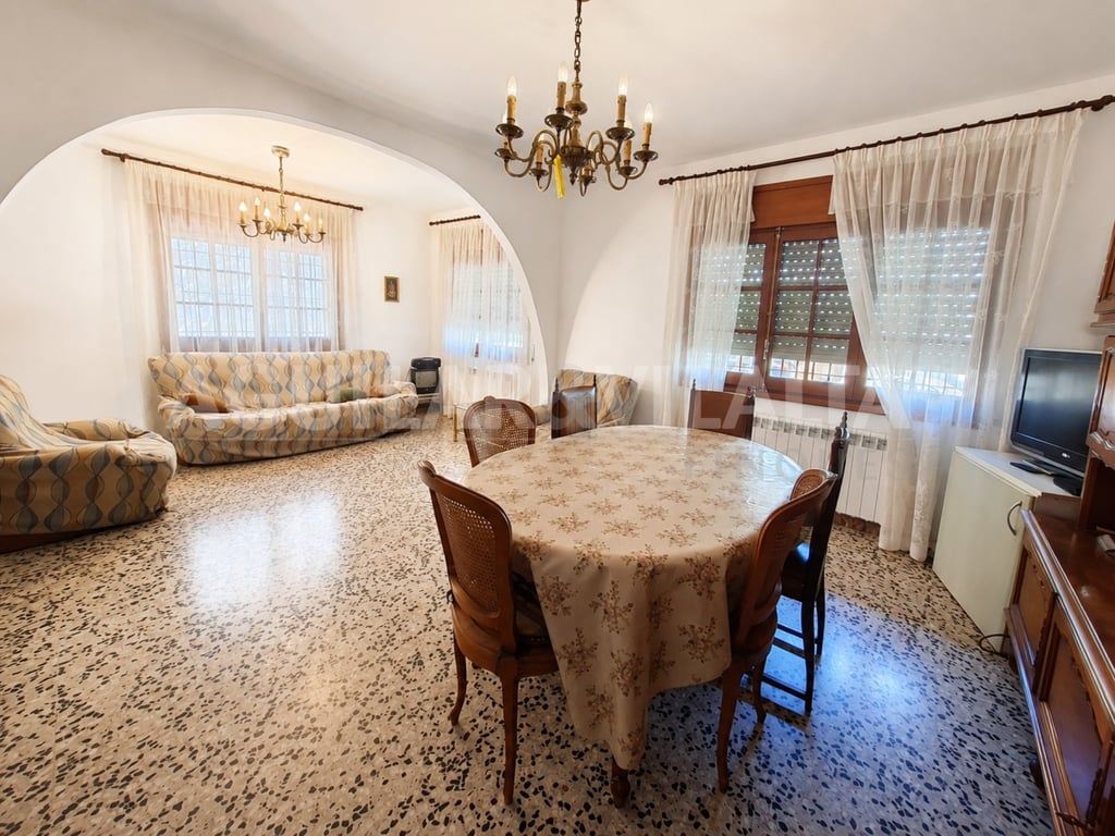 Casa toda en planta de cuatro dormitorios y dos baños - 21