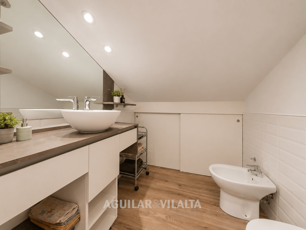 CASA UNFIMILIAR - 29
