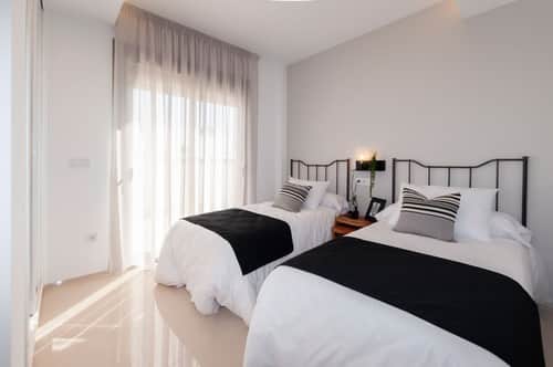 Nieuwbouwvilla met privézwembad en tuin op 900 meter van het strand in Los Alcázares — foto 12