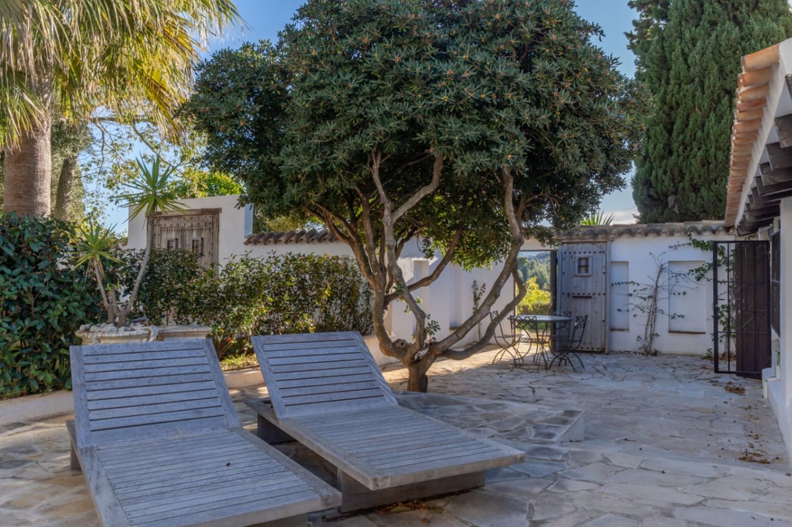 Exclusiva finca completamente reformada con gran parcela de 11.367 m2 - 38