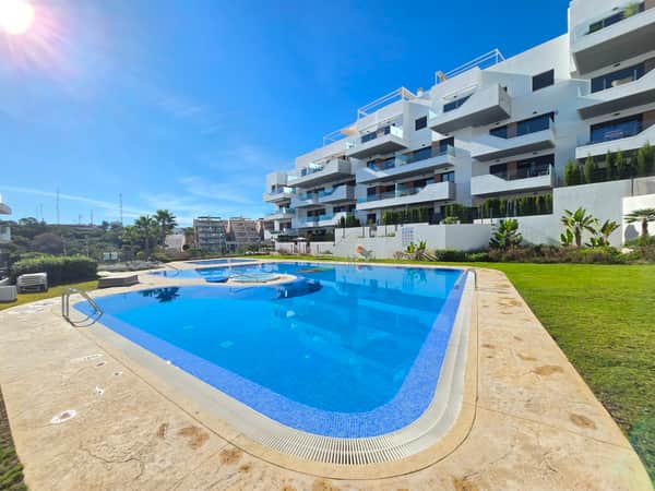 Gelijkvloers appartement met terras en zwembad in Villamartín