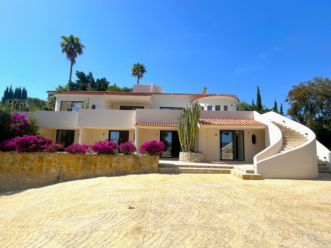 Villa Morgan — Renovated Mediterranean villa with panoramic sea and Montgó views