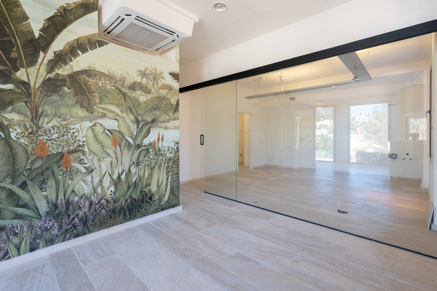 Commercial property with 3‑bed apartment and terraces in Moraira–Benissa