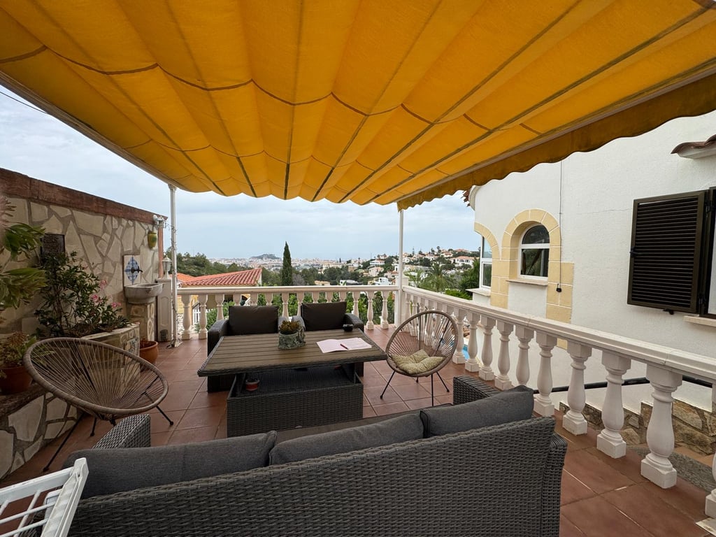 Chalet en venta en Denia, Zona Montgó: 4 habitaciones, piscina privada - 46